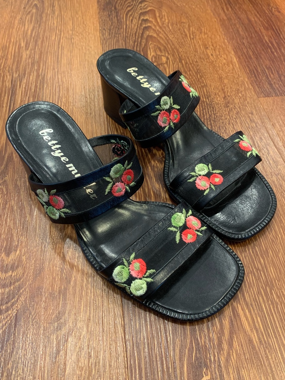BETTYE MULLER Rose Embroidered Block Heel Sandals Women's Size 7M Black Floral
